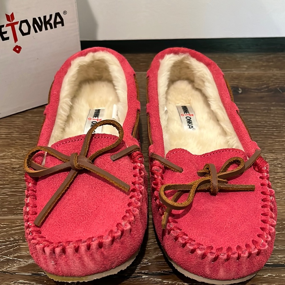 Brand new pink Girls Minnetonka’s 💗